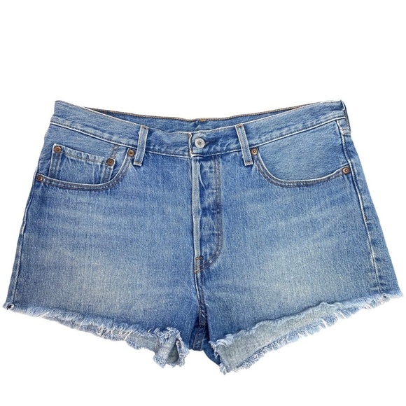 LEVI’S 501 Cotton Raw Hem Denim Shorts in light washed - Picture 2 of 6